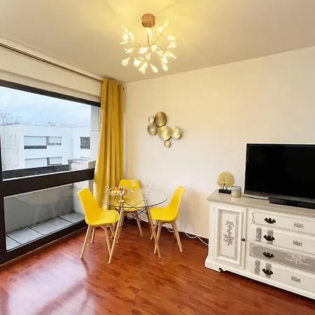 Sunny Flat, Parking & Rer C And H Apartament *